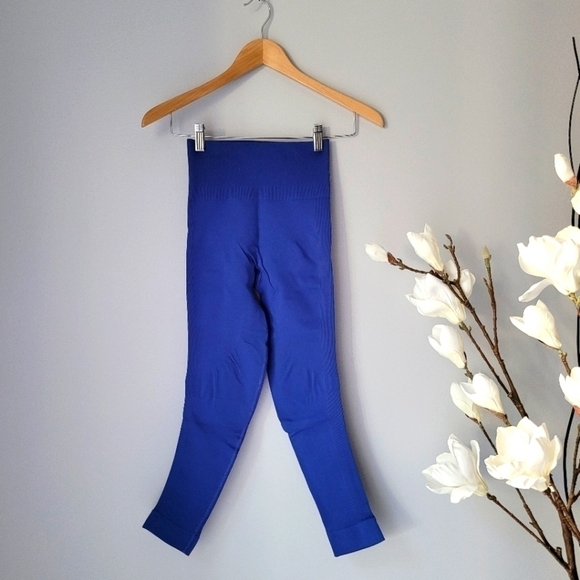 LULULEMON Zone In Crop - Picture 2 of 10